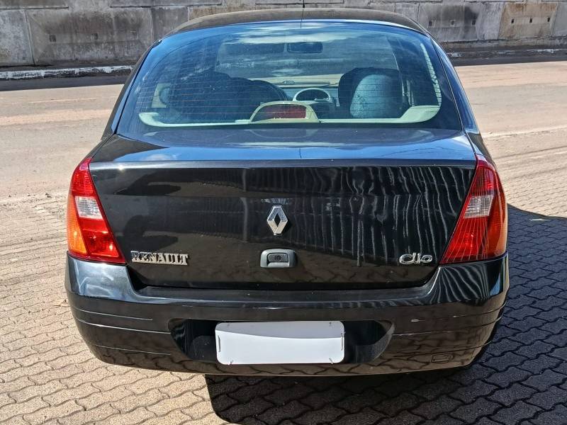 RENAULT - CLIO - 2001/2002 - Preta - R$ 14.900,00