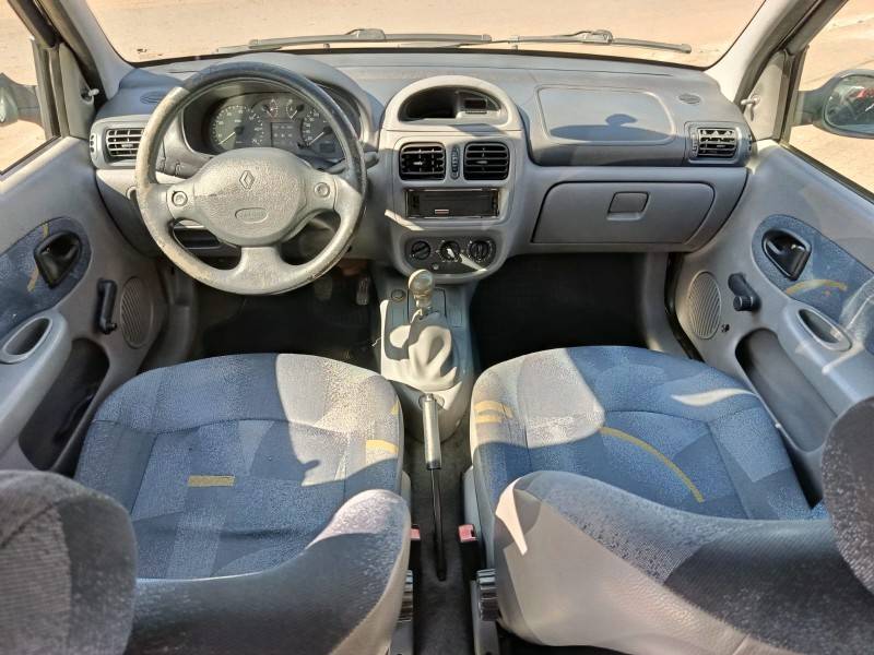 RENAULT - CLIO - 2001/2002 - Preta - R$ 14.900,00